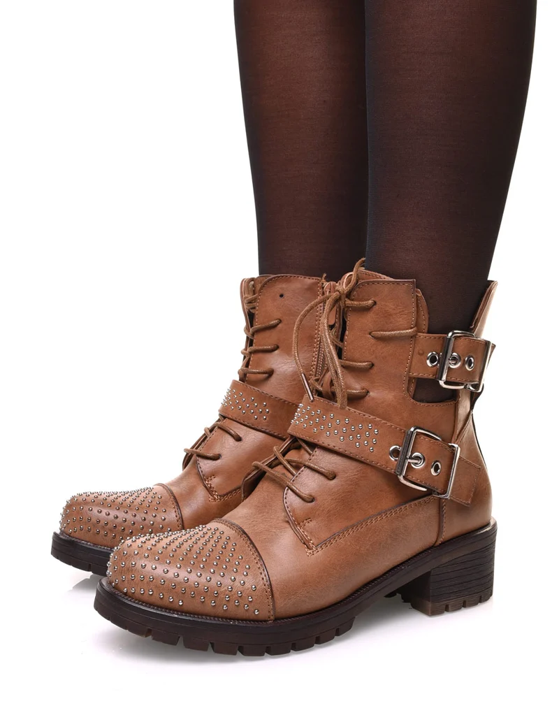 Bottines camelles ajourées à lacets et lanières ornées