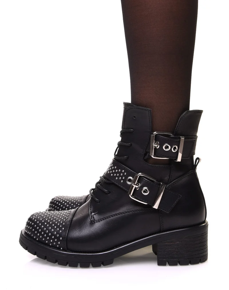 Bottines noires ajourées à lacets et lanières ornées