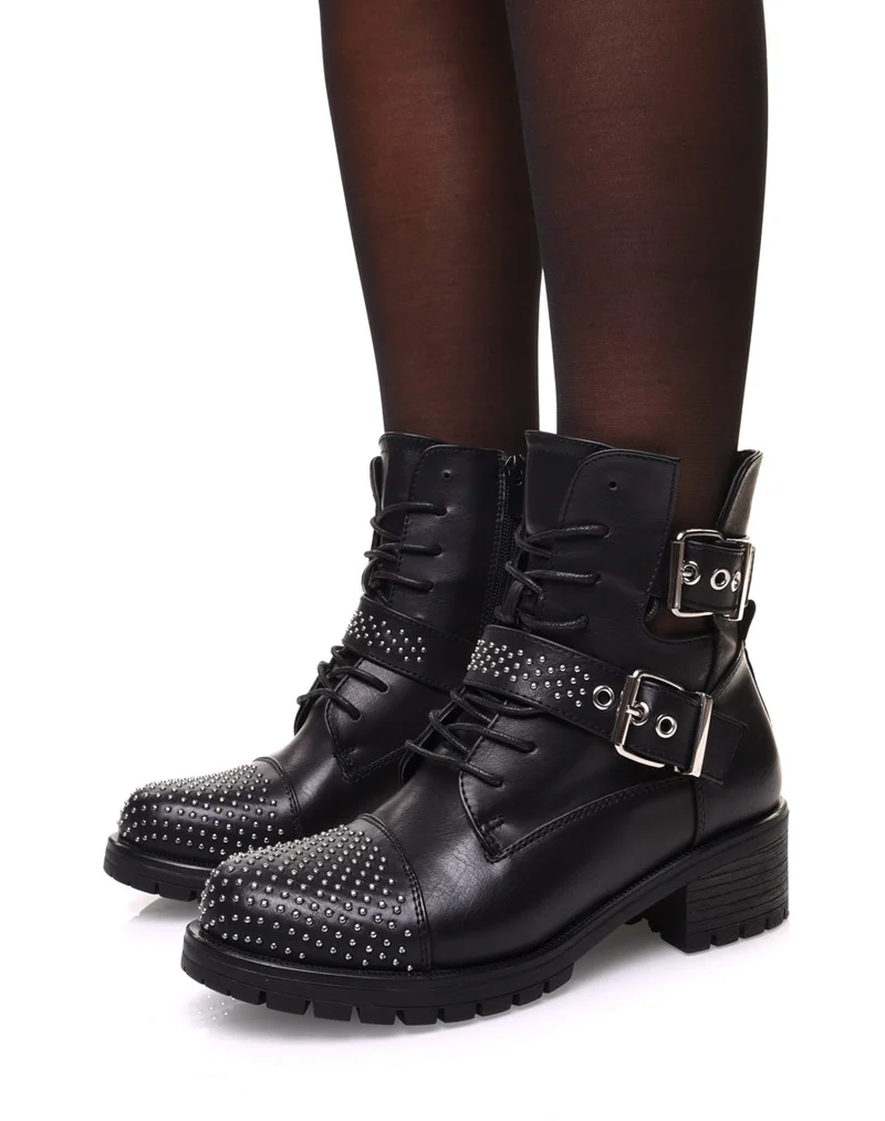 Bottines noires ajourées à lacets et lanières ornées