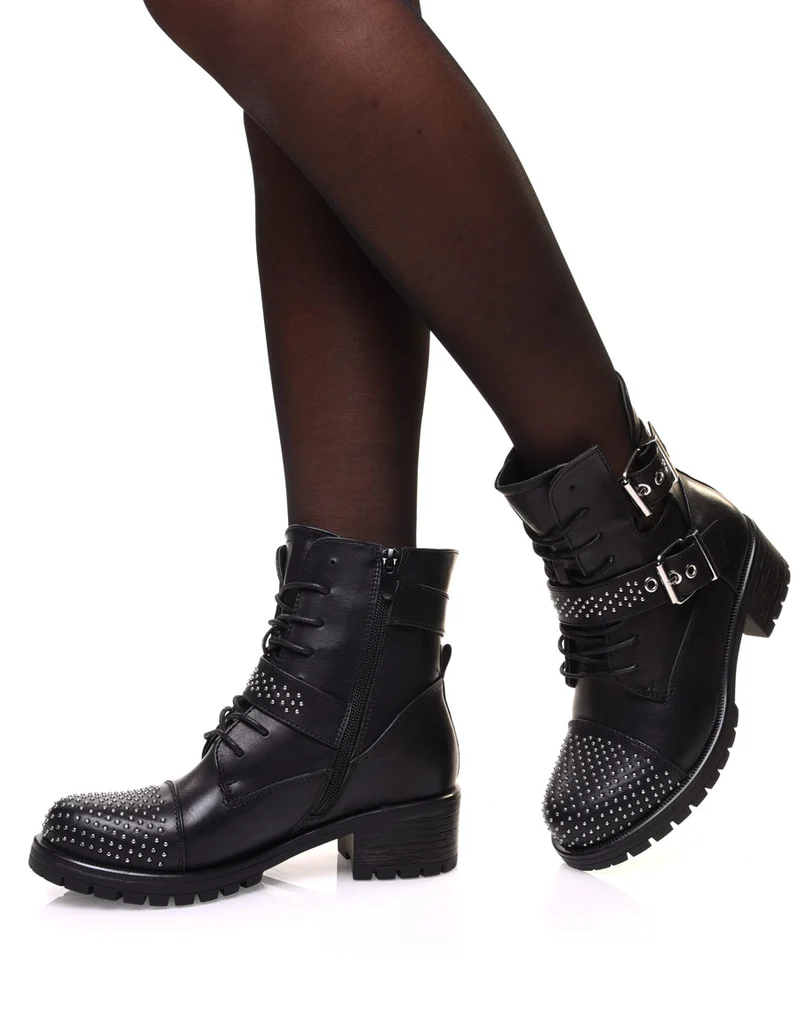 Bottines noires ajourées à lacets et lanières ornées