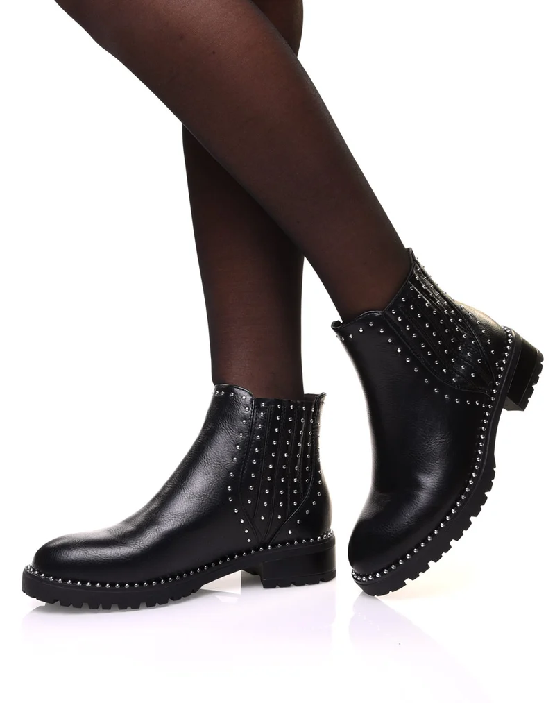 Bottines noires ornées de petits clous sur les côtés
