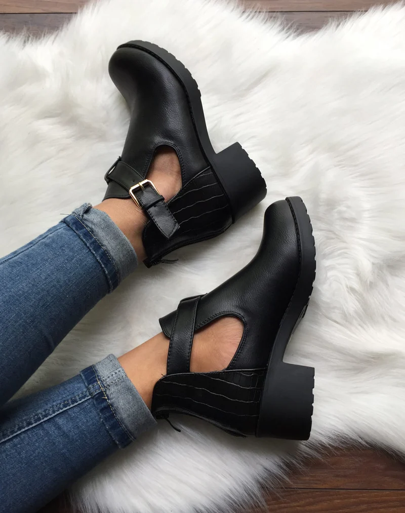 Bottines noires ajourées à petit talon et boucle