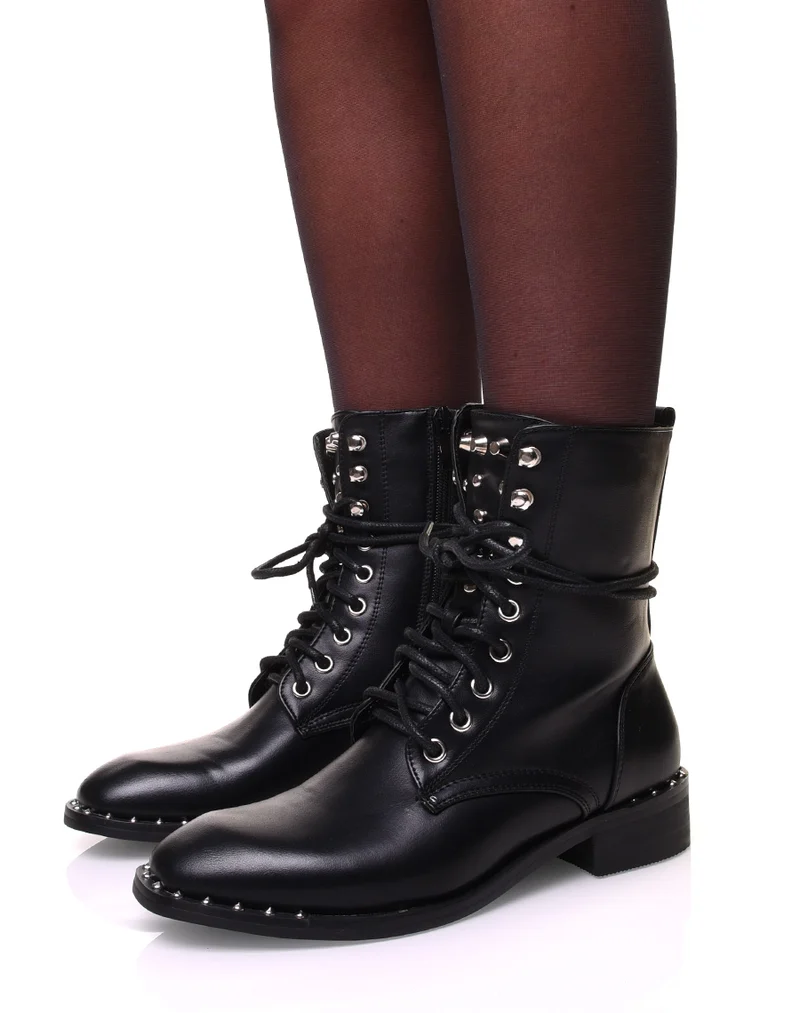 Bottines noires à lacets et clous