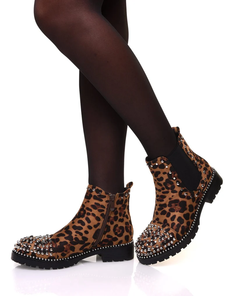 Bottines léopard à semelle perlée et détails clous