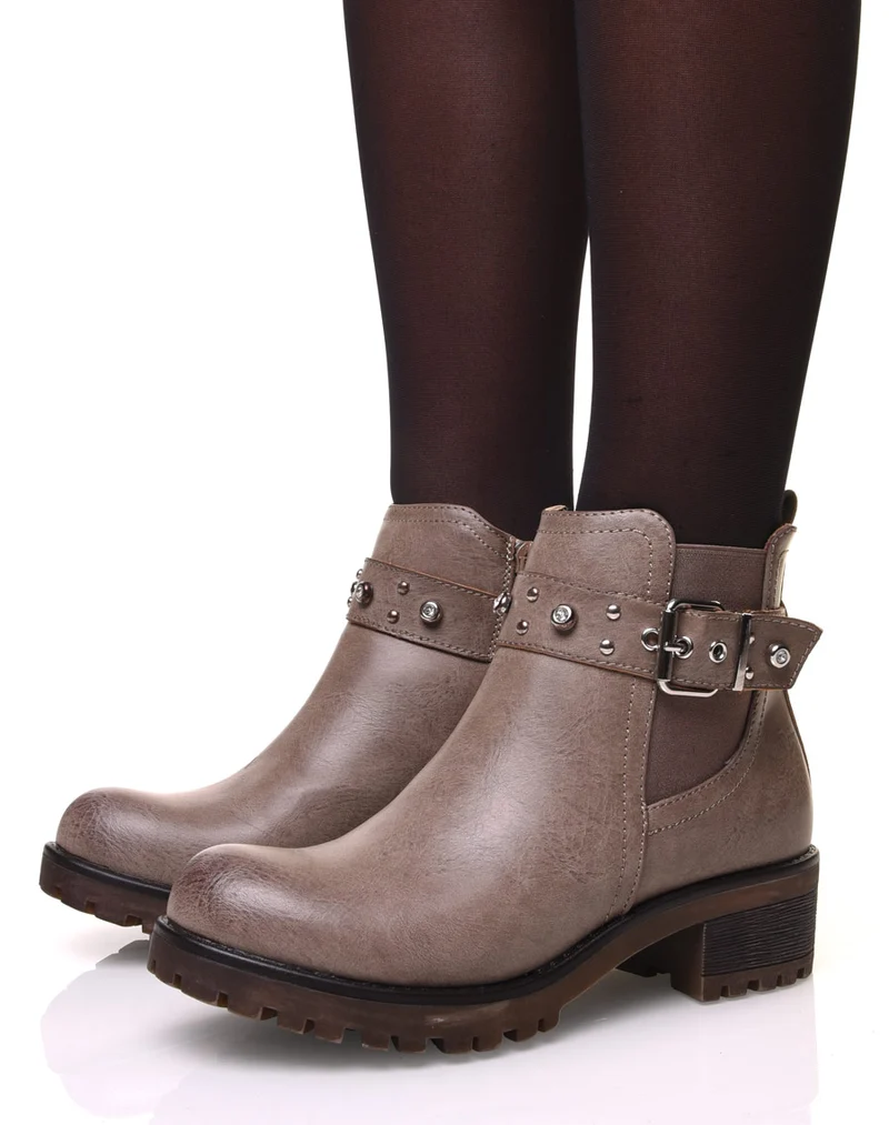 Bottines taupes à lanières ornées de strass et de petits clous