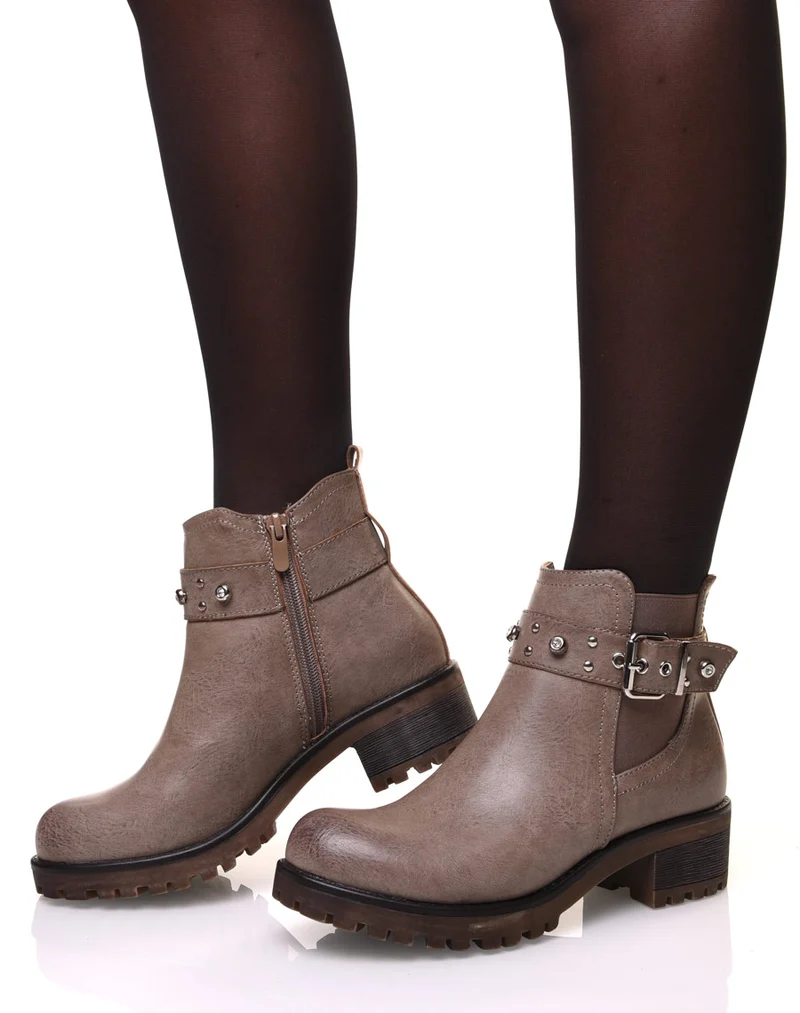 Bottines taupes à lanières ornées de strass et de petits clous