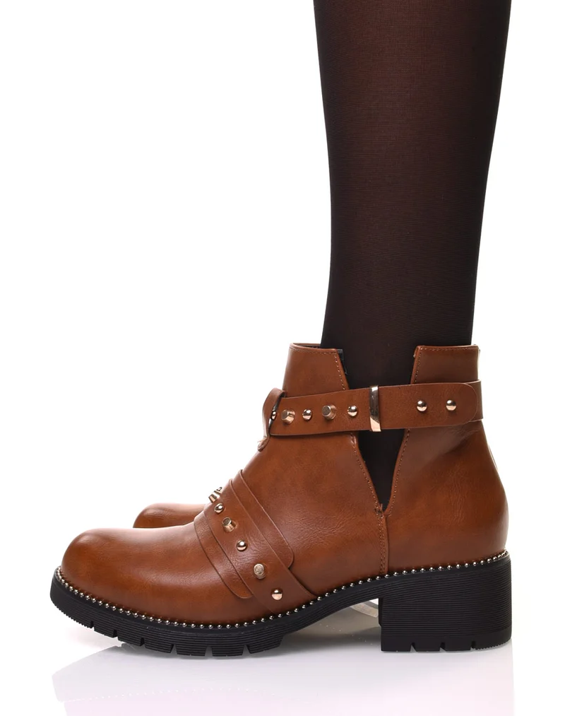 Bottines camelles à lanières cloutées