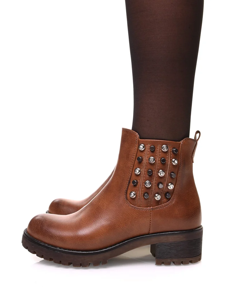Chelsea boots camelles à détails cloutés