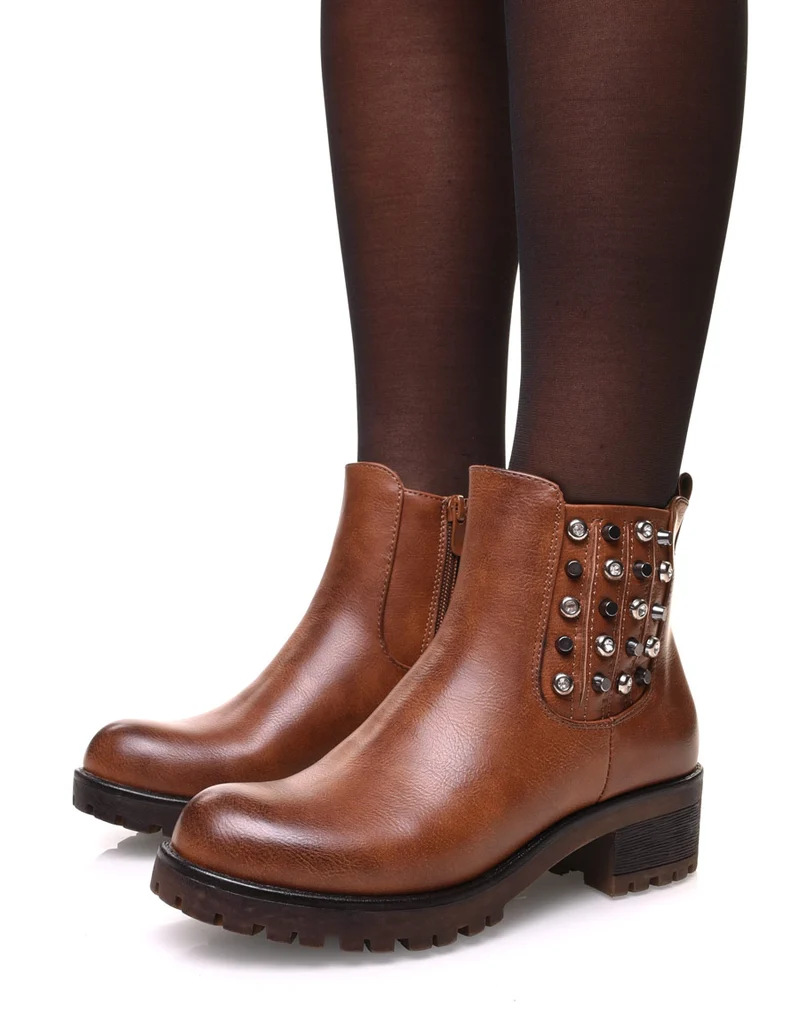 Chelsea boots camelles à détails cloutés