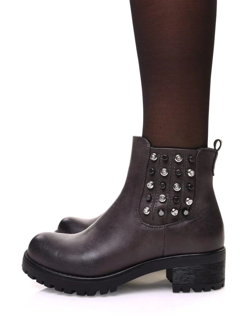 Chelsea boots grises à détails cloutés