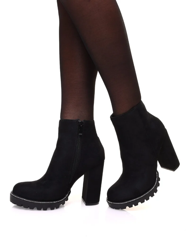 Bottines noires en suédine à talon et semelle crantée