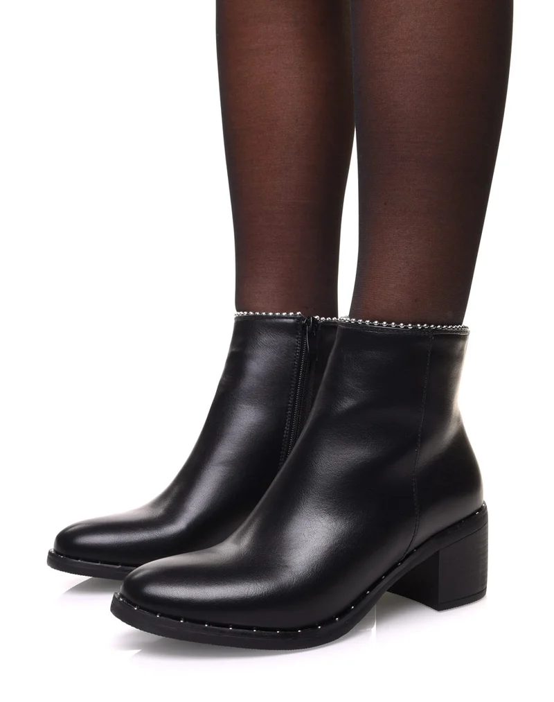 Bottines noires à semelle cloutée et haut perlé