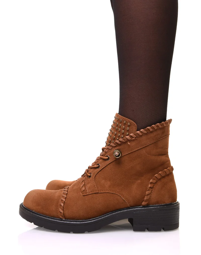 Bottines camelles en suédine à lacets