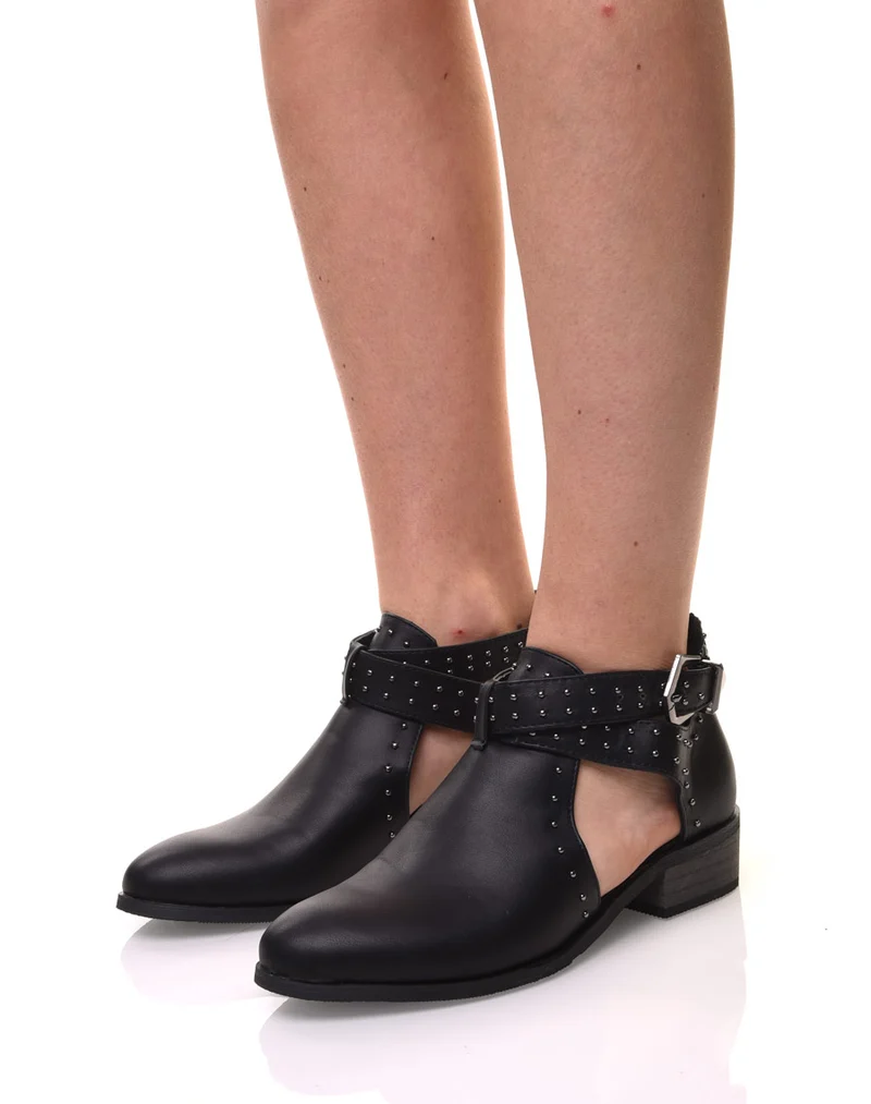 Bottines noires plates ajourées cloutées
