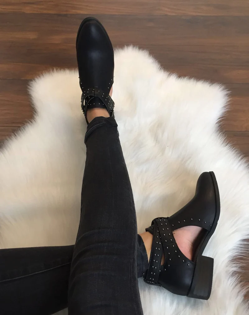 Bottines noires plates ajourées cloutées