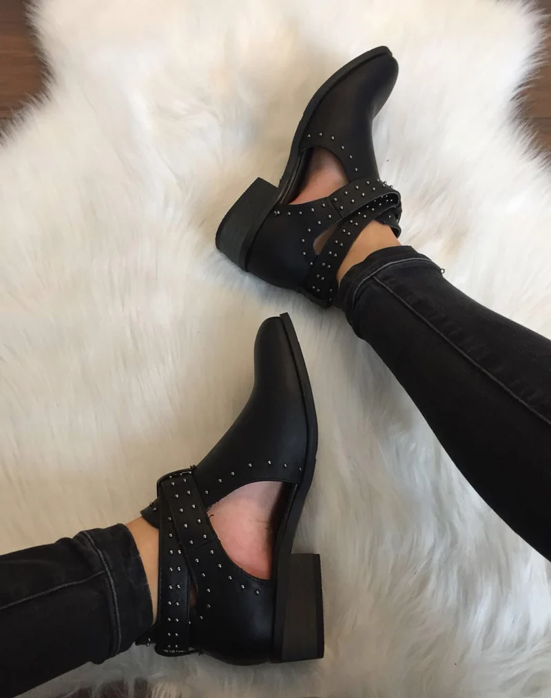 Bottines noires plates ajourées cloutées