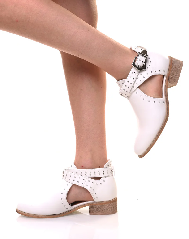 Bottines blanches plates ajourées cloutées