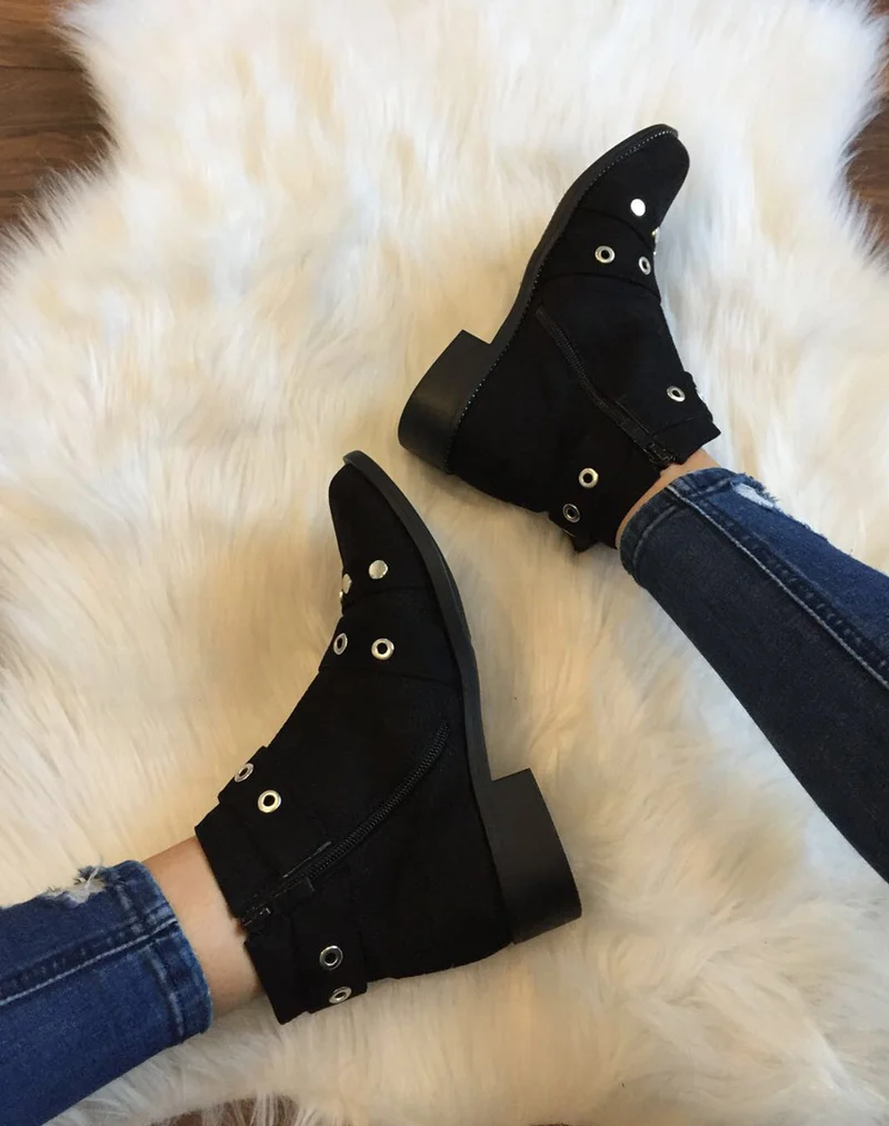 Bottines noires lanières cloutées ouvertes à l’avant