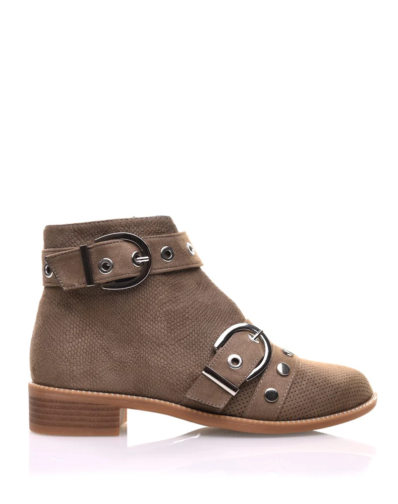 Bottines vertes lanières cloutées ouvertes à l’avant