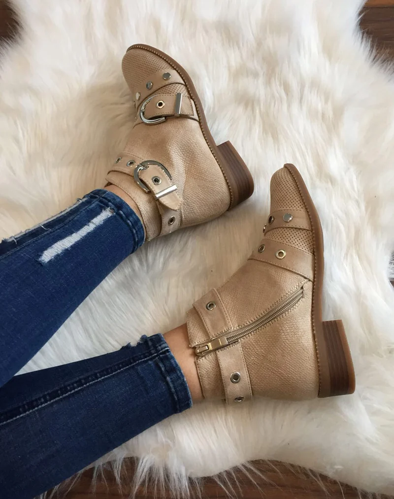 Bottines beiges lanières cloutées ouvertes à l’avant