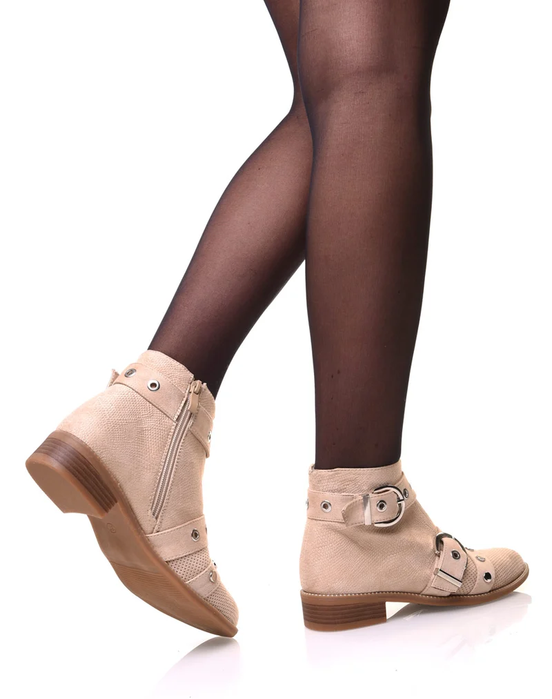 Bottines beiges lanières cloutées ouvertes à l’avant