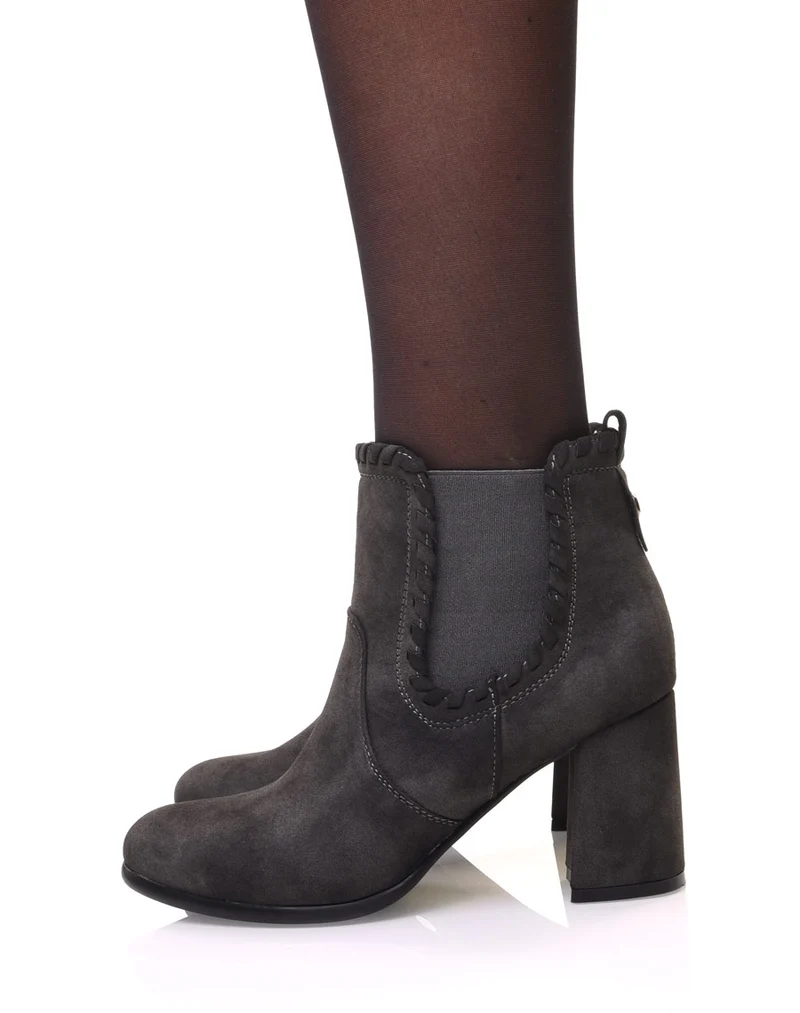 Bottines à talons grises en suédine et détails torsadés