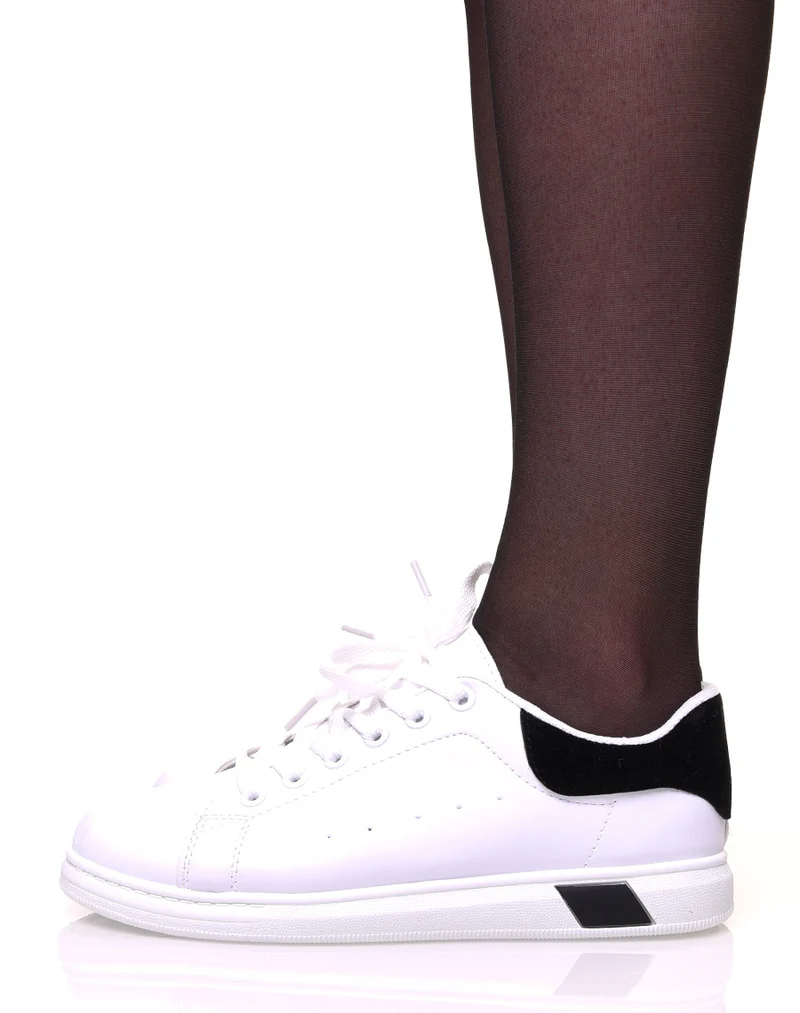 Baskets blanches à lacets avec détails noirs