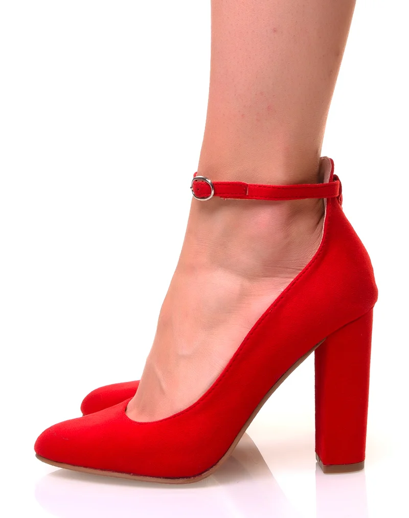 Escarpins en suédine rouges à talons hauts carrés