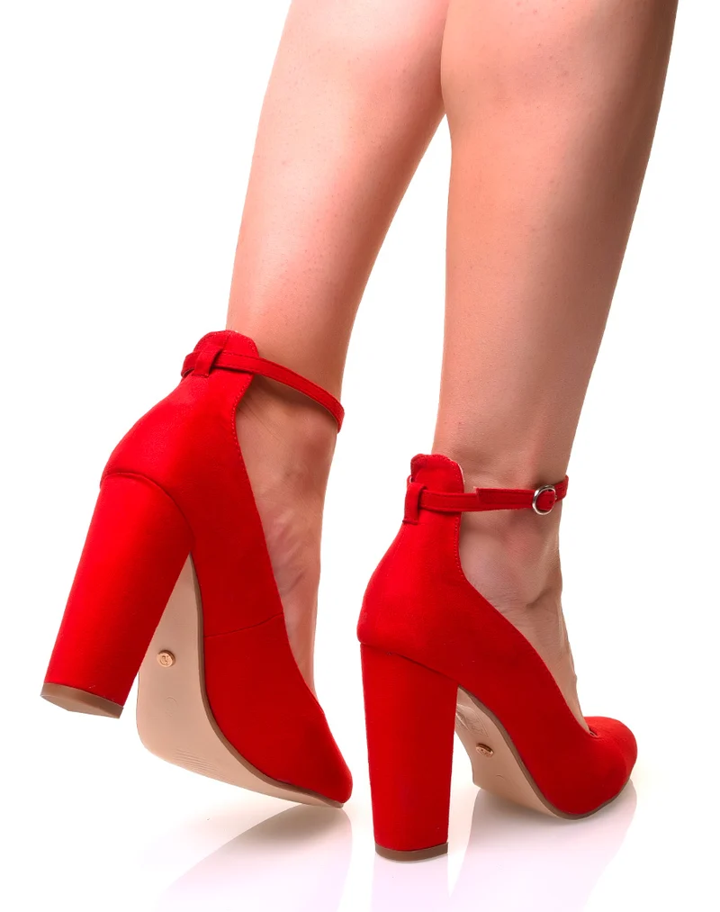 Escarpins en suédine rouges à talons hauts carrés