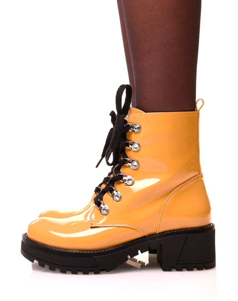 Bottines jaunes vernies montantes à lacets