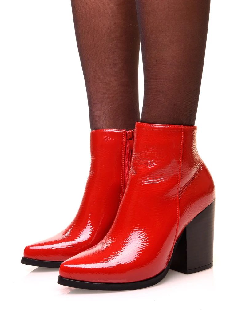 Bottines rouges vernies à talons carrés