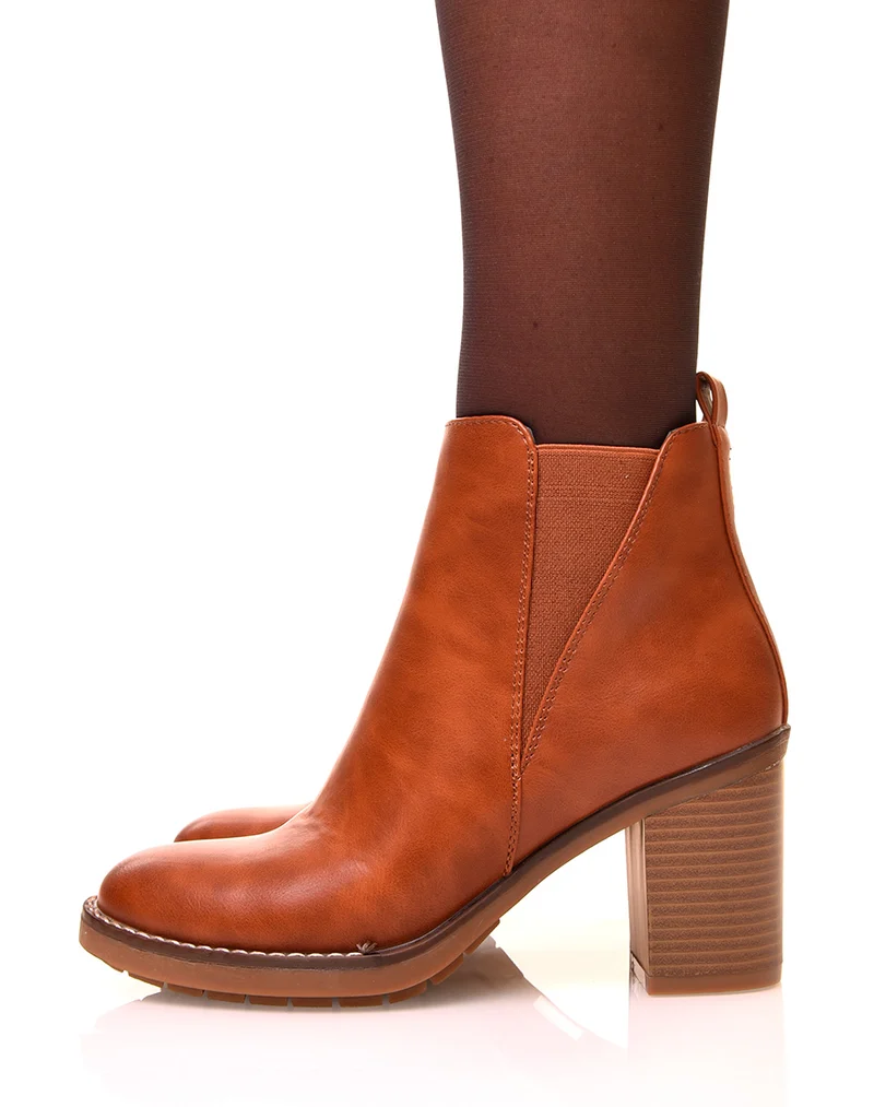 Bottines camel à talons carrés