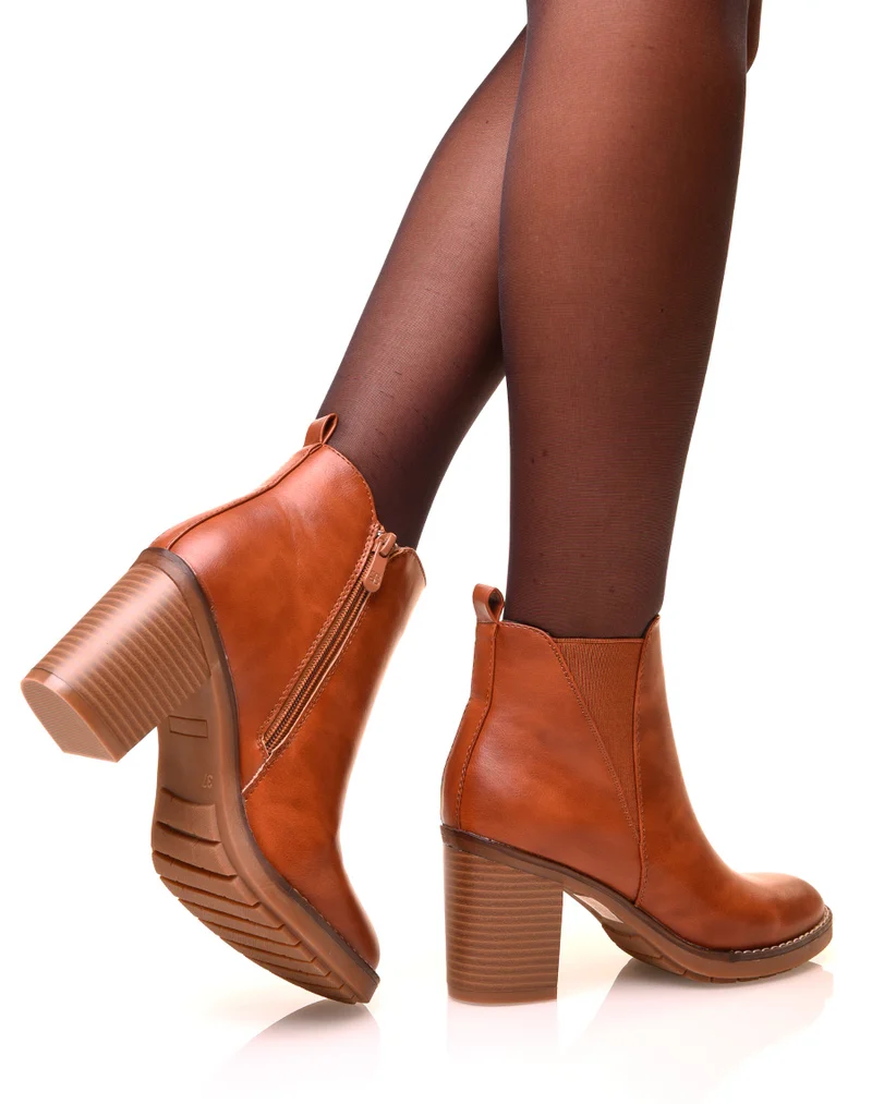 Bottines camel à talons carrés