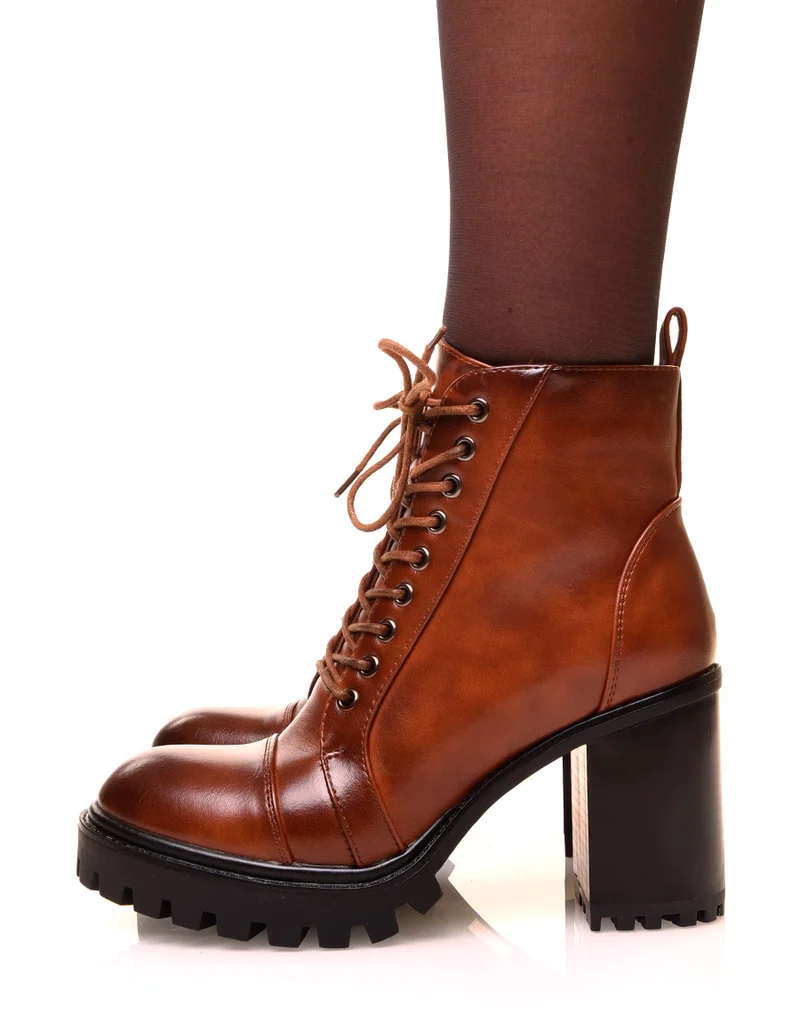 Bottines camel à talons et à lacets