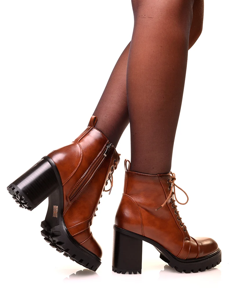 Bottines camel à talons et à lacets