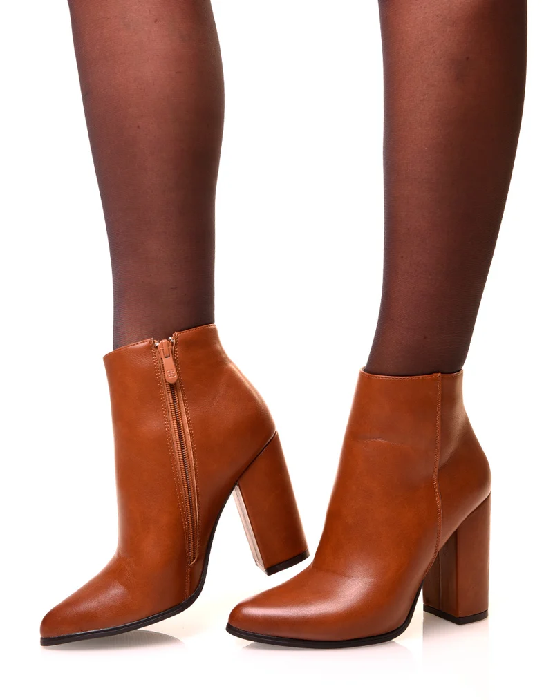 Bottines camel à talons carrés et à bouts pointus