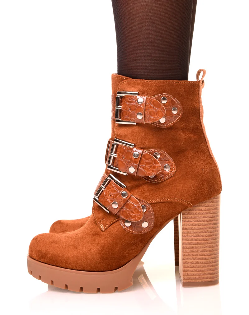 Bottines camelles en suédine à lanières croco