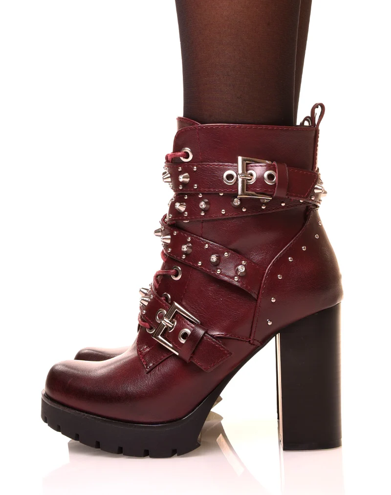 Bottines bordeaux à lanières cloutées à talons