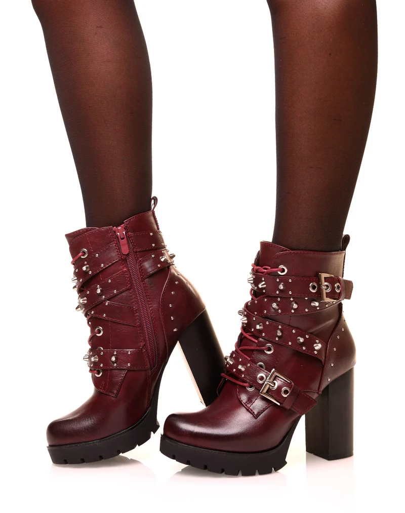 Bottines bordeaux à lanières cloutées à talons