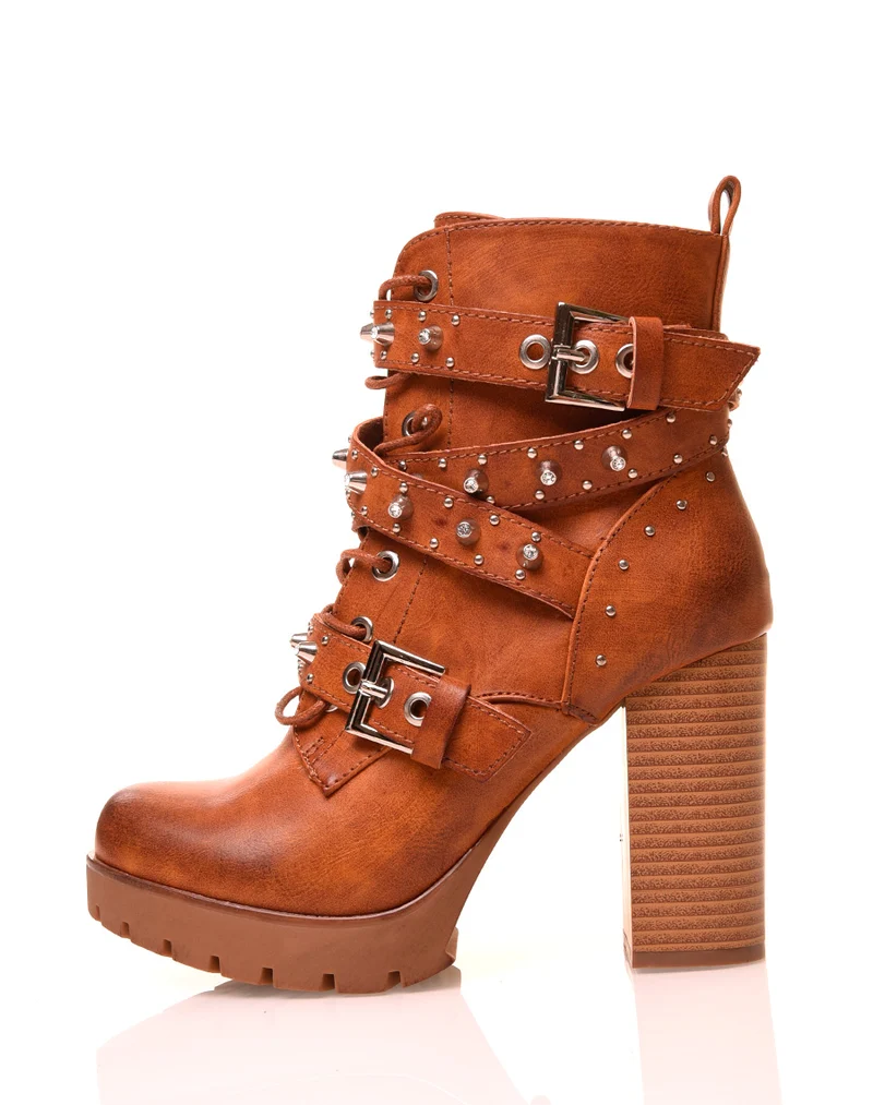 Bottines camelles à lanières cloutées à talons