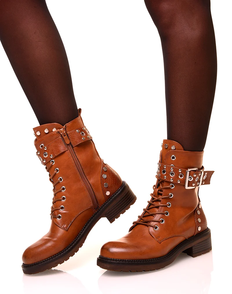 Bottines montantes camelles à sangles et détails cloutés