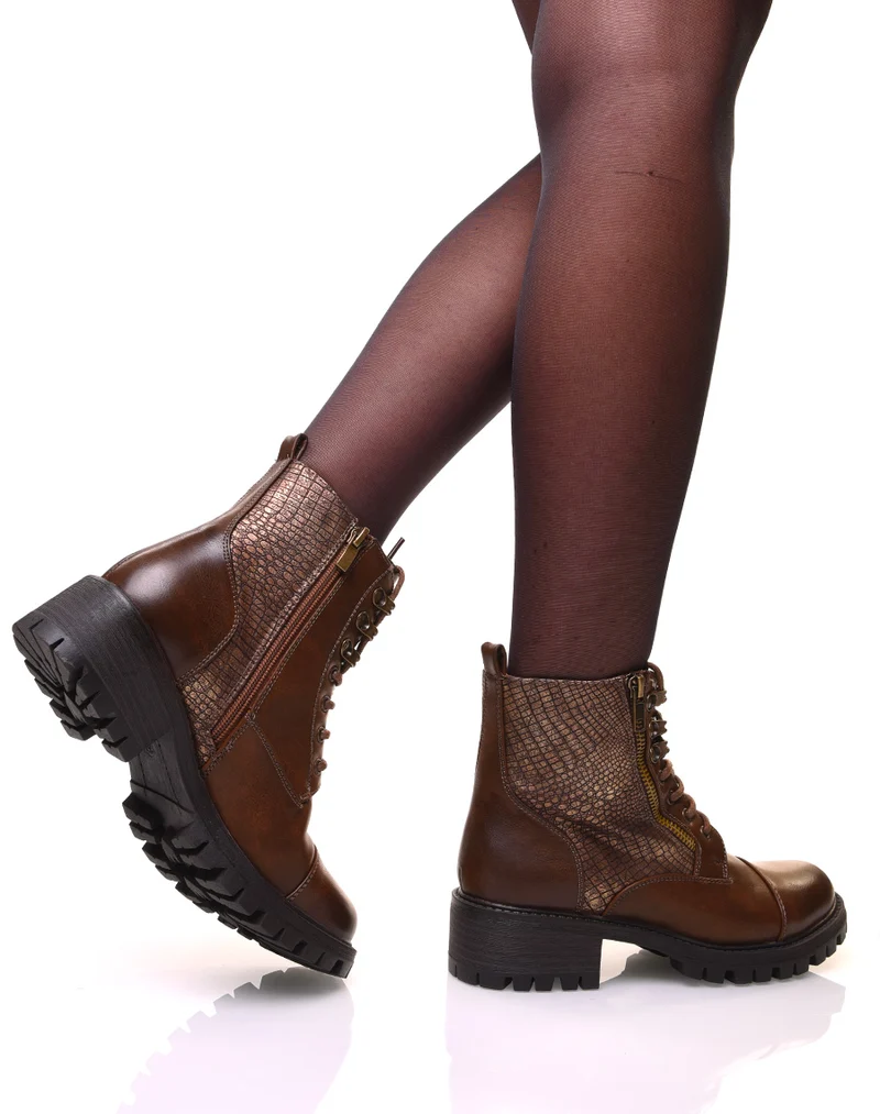 Bottines montantes marrons à lacets et effet croco doré