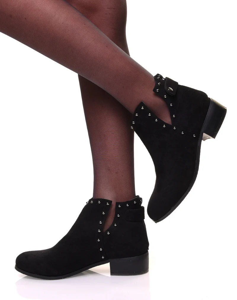 Bottines en suédine noires ouvertes perlées de clous