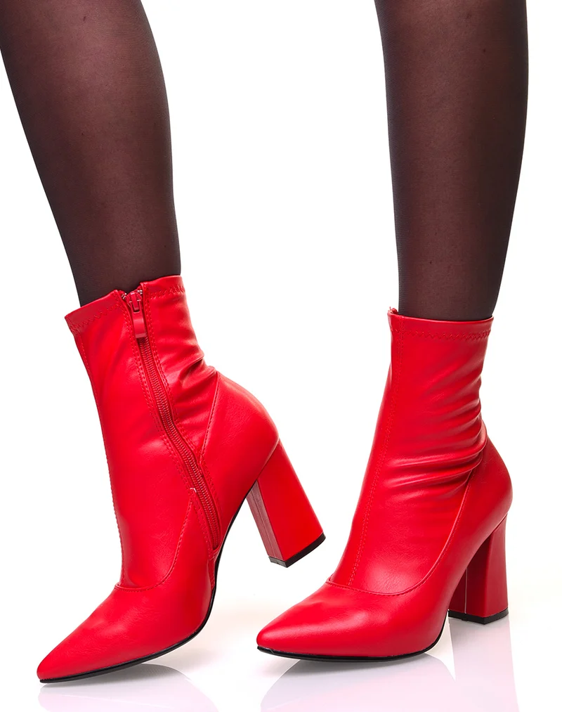 Bottines rouges à talons carrés et bouts pointus effet chaussette