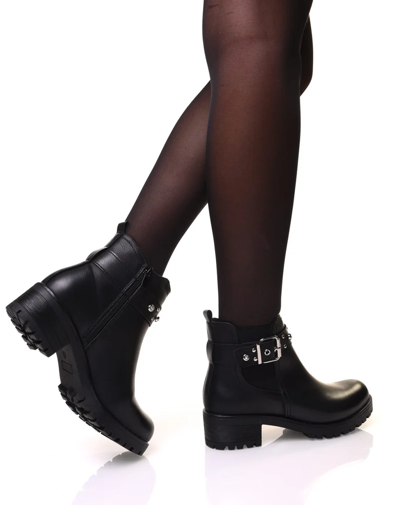 Bottines noires à lanières ornées de strass et de petits clous