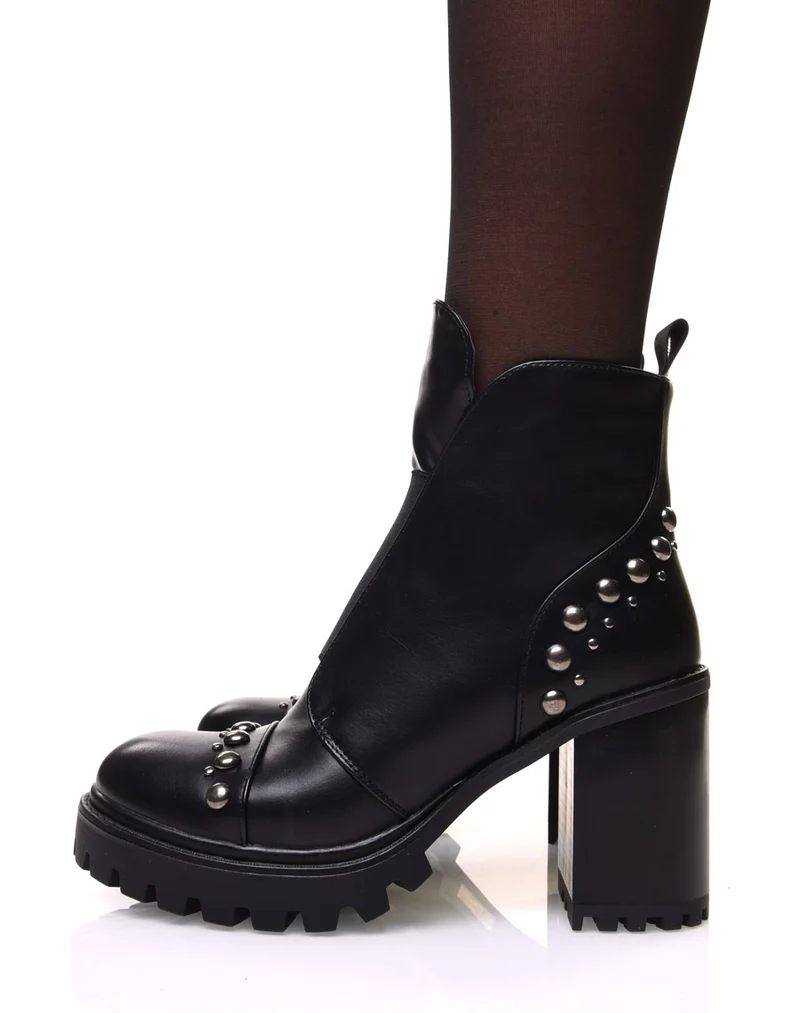Bottines noires à talon et semelle crantés et détails perles