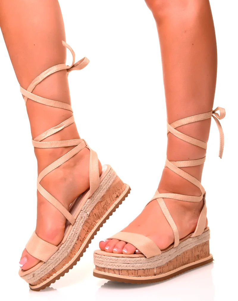 Sandales compensées en suédine beige à lacets