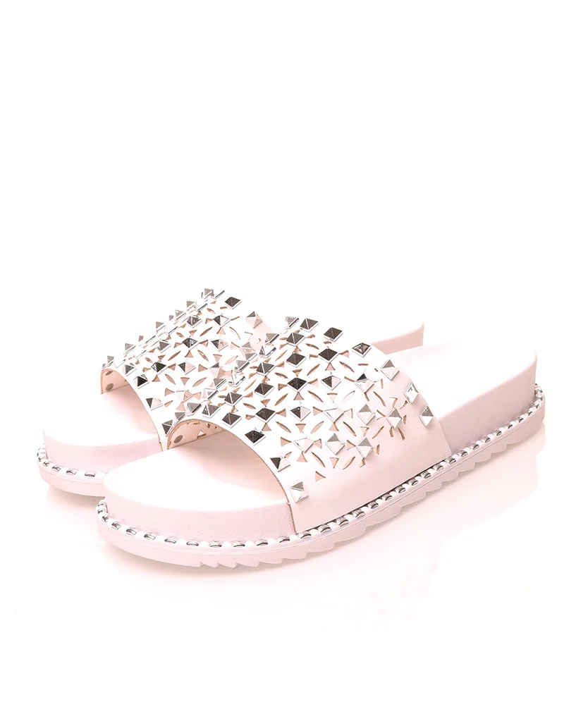 Mules blanches cloutées à semelles crantées