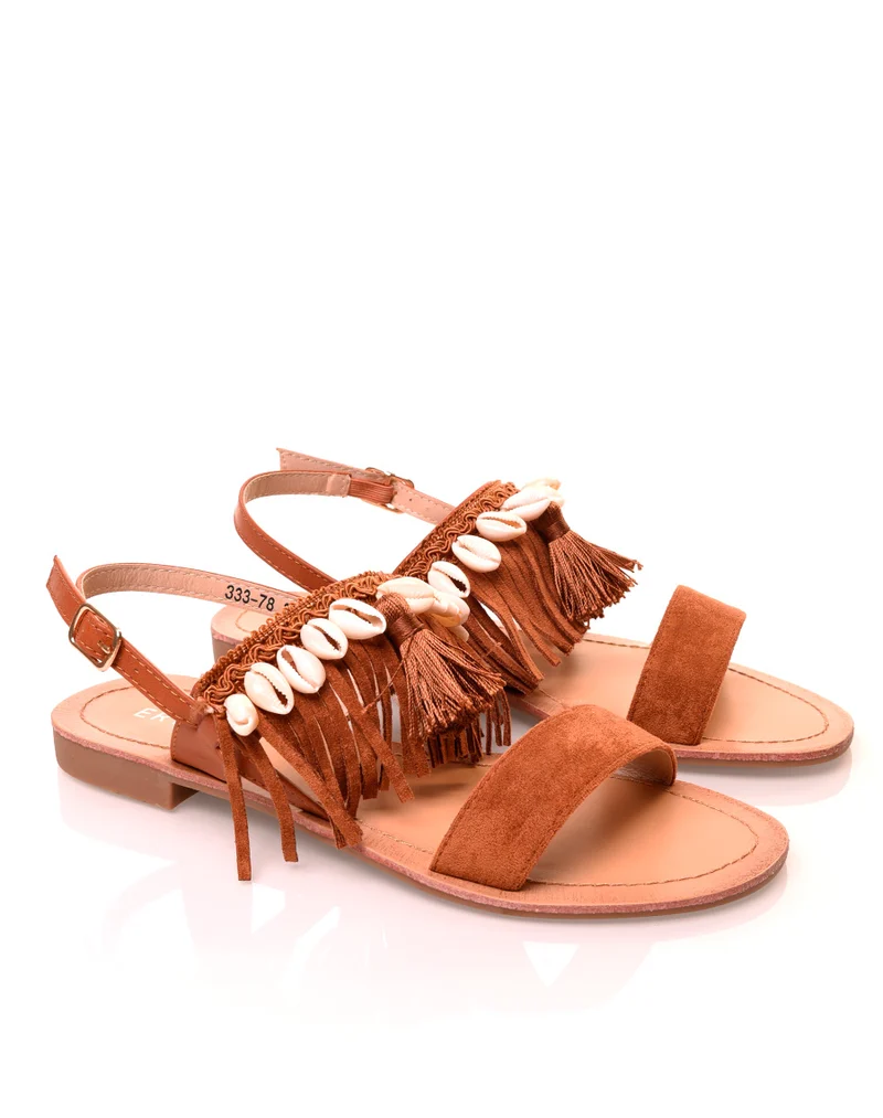 Nu-pieds camel en suédine à brides à franges et coquillages