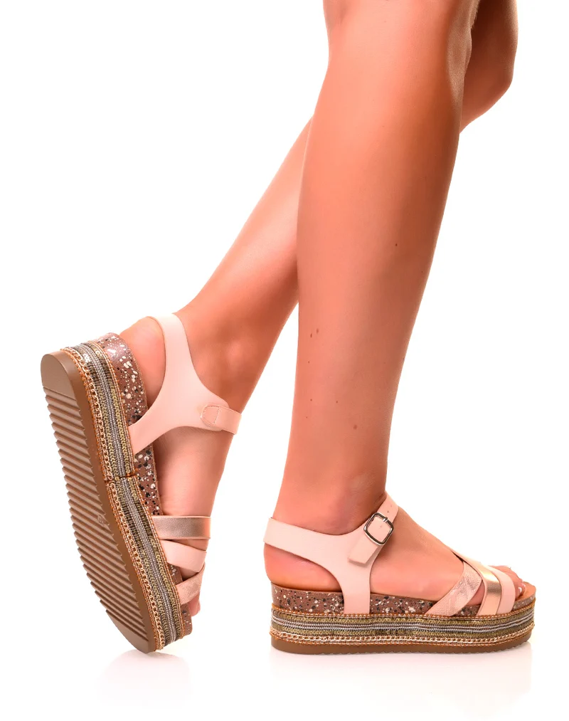 Nu-pieds roses pâles à multiples lanières et semelles épaisses